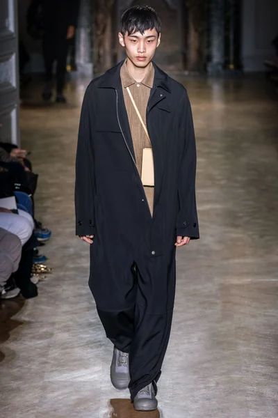 Look 16